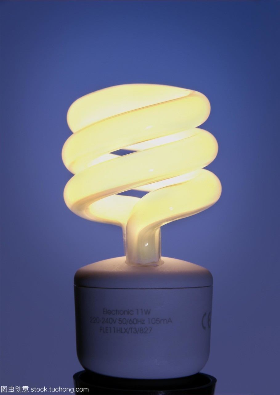 节能灯泡。这种紧凑型荧光灯泡由含有惰性气体和汞蒸气的含磷玻璃管组成。当电流通过管道时,汞气体会被激发,并导致磷发光。普通的灯丝白炽灯只有10%的能量是光,其余的是热量。紧凑型荧光灯比灯丝产生的热量要少得多,因此更多的电能转化为光,提高了效率。