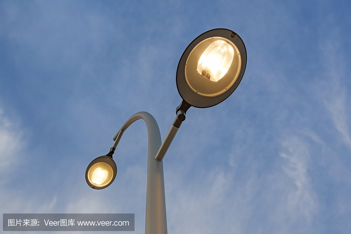 街灯在蓝色和多云的天空