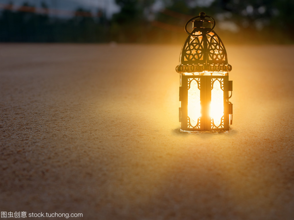 照明用灯照耀着地面起砂游乐里面点上蜡烛
