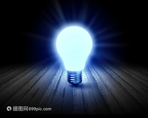 灯泡背景图像与发光灯泡木制表