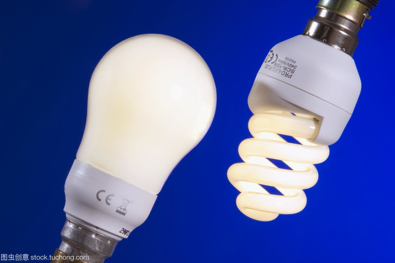 节能灯泡。两种不同类型的紧凑型荧光灯cfl或节能灯泡,包括螺旋型左和圆形右。螺旋型为11瓦,相当于60瓦白炽灯。圆型为15瓦,相当于75瓦白炽灯。荧光灯泡比灯丝灯泡产生的热量要少,因此更多的电能转化为光,使它们更有效率。